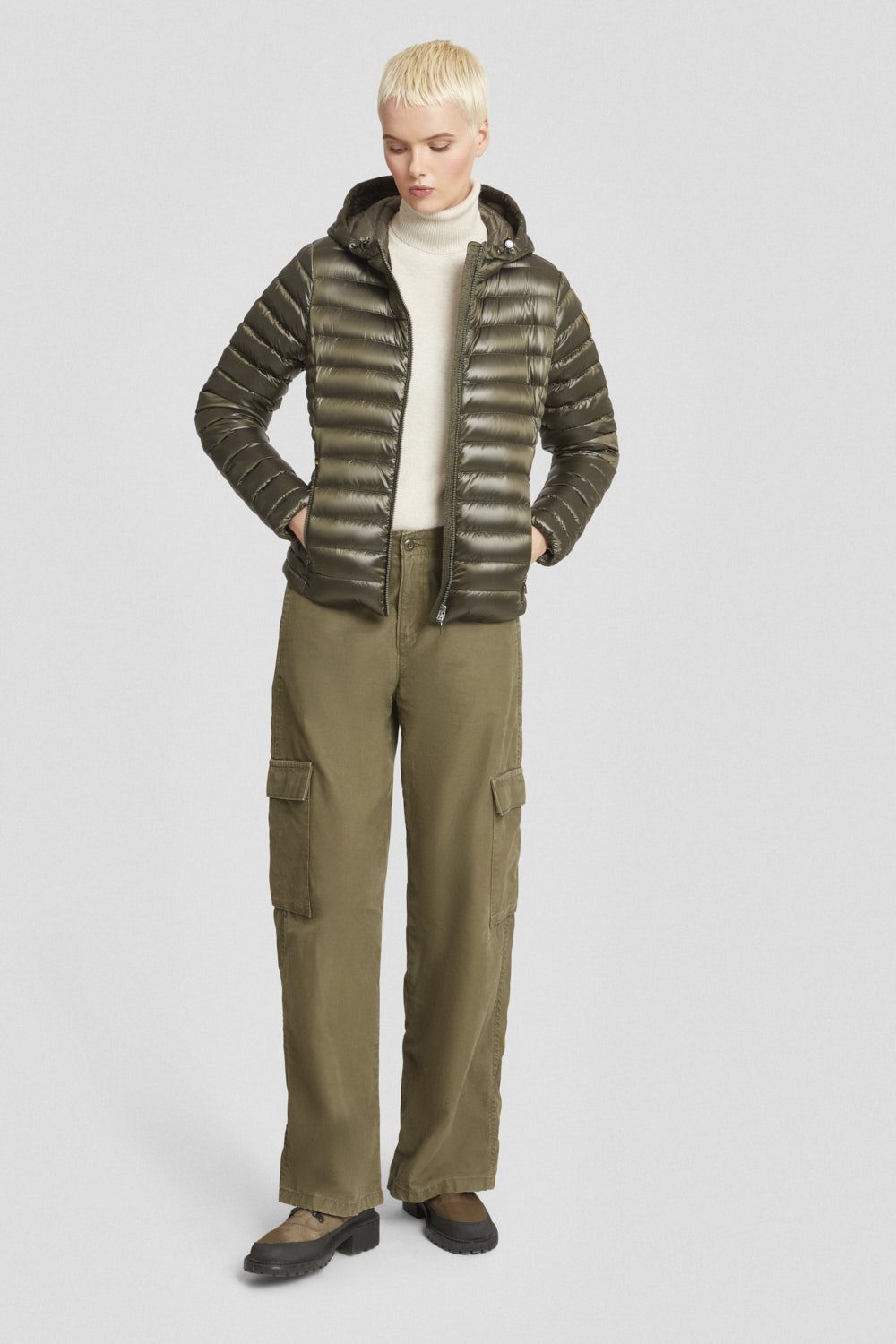 Piumino leggero verde militare con cappuccio