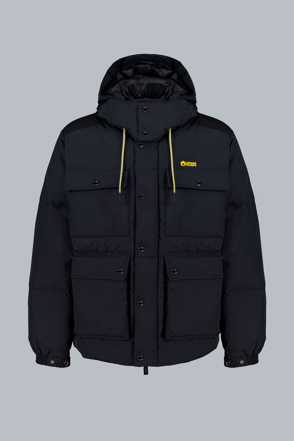 ALASKA – PIUMINO UNISEX NERO 4 TASCHE CON CAPPUCCIO STACCABILE 100% RICICLATO