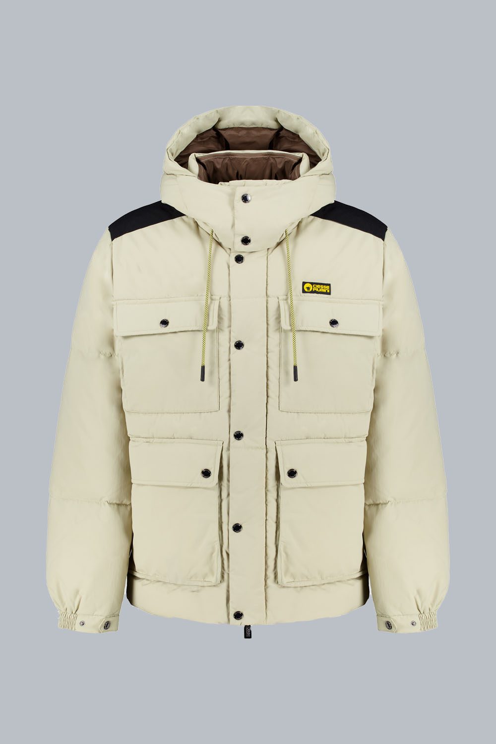 ALASKA – PIUMINO UNISEX COLOR SABBIA 4 TASCHE CON CAPPUCCIO STACCABILE 100% RICICLATO