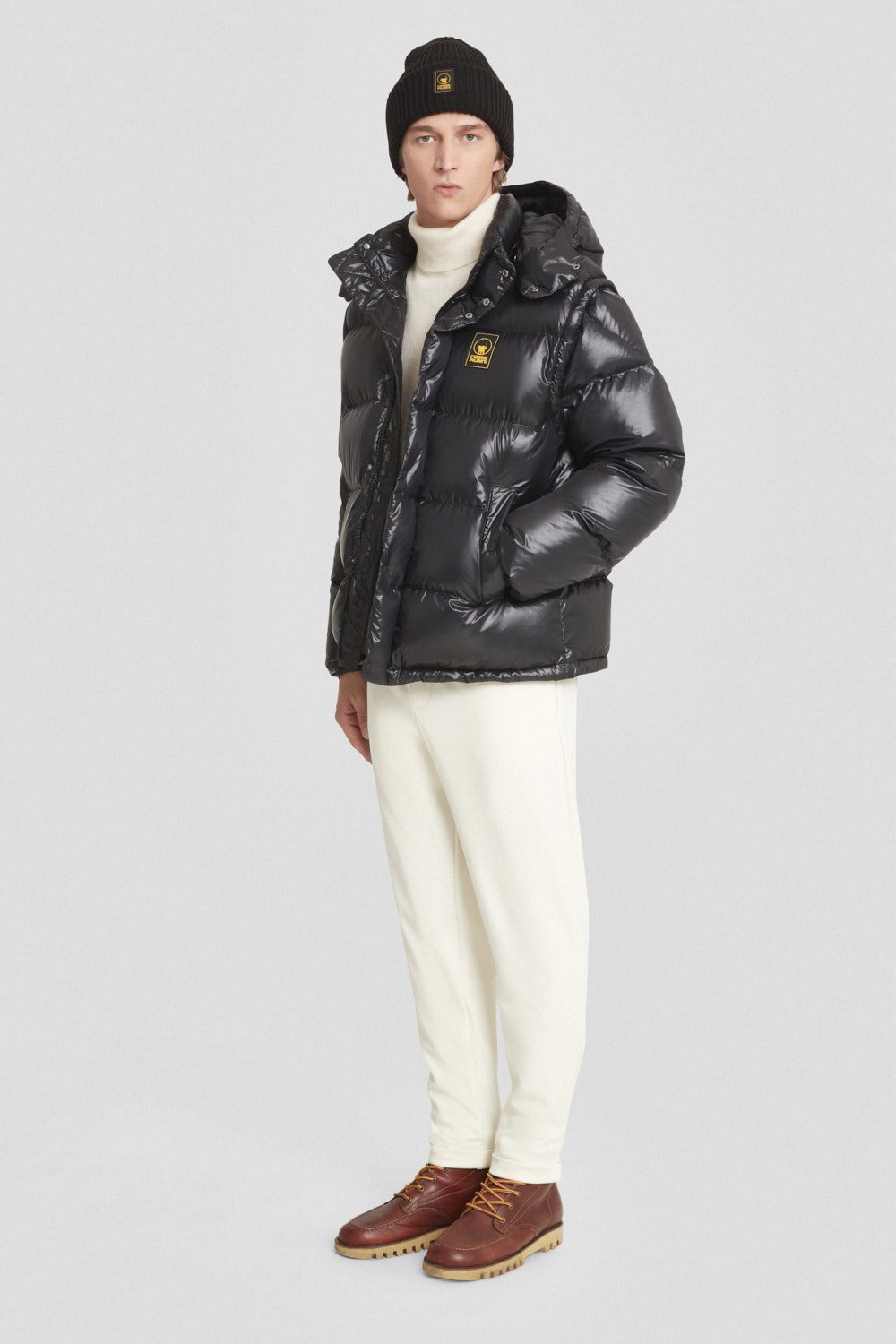 Piumino trapuntato nero con cappuccio e maniche staccabili