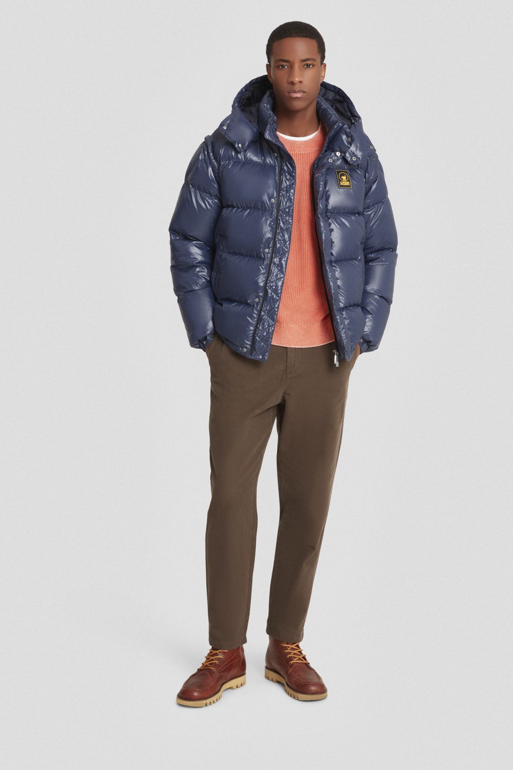 Piumino trapuntato blu con cappuccio e maniche staccabili