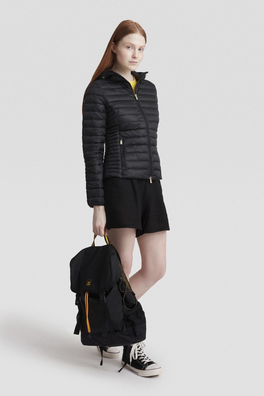 Piumino leggero nero con cappuccio in vera piuma