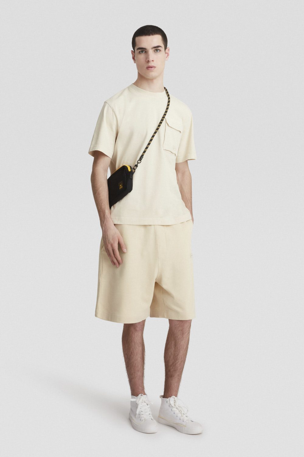 T-shirt girocollo in cotone beige con tasca