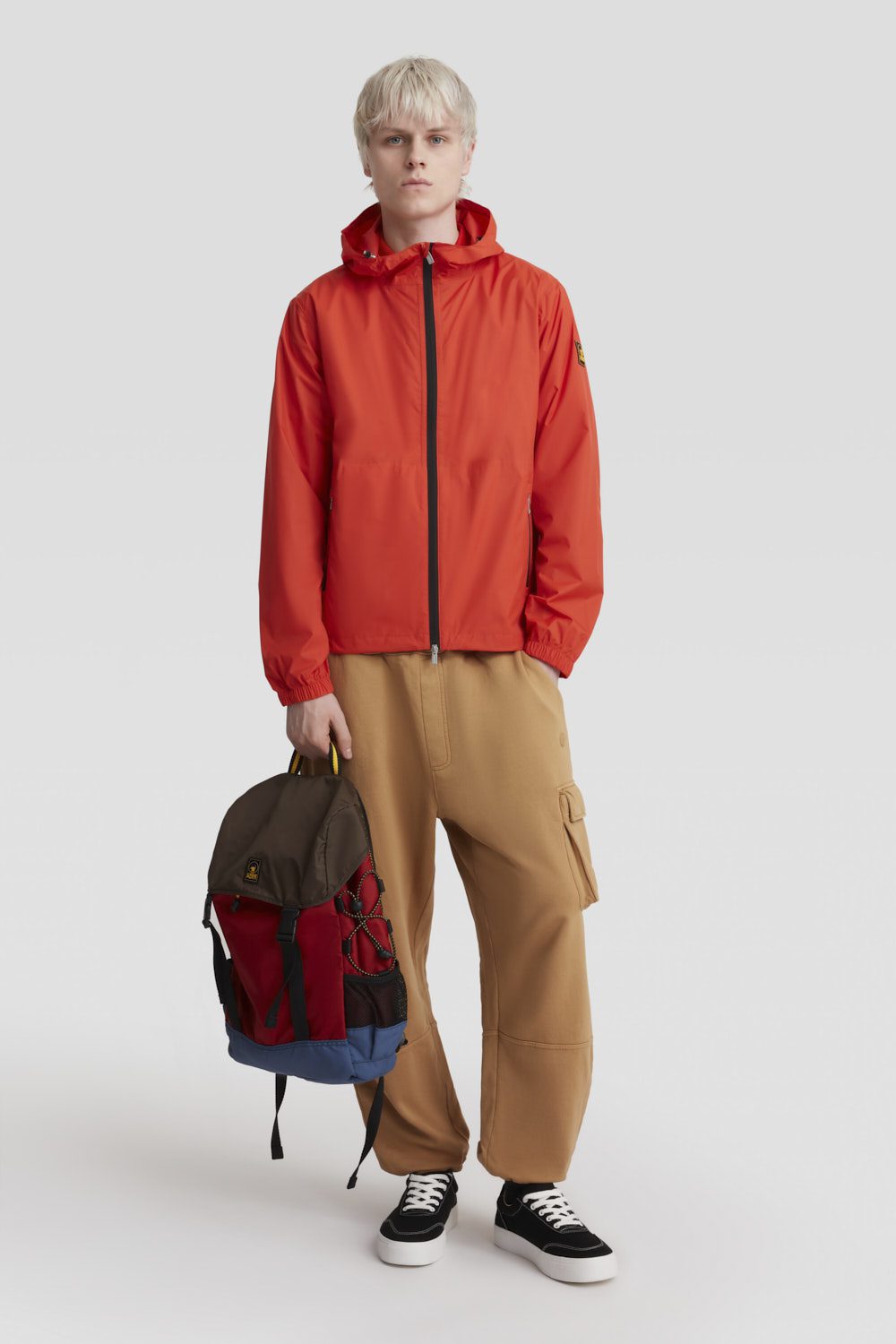 Giacca leggera antivento rossa con cappuccio
