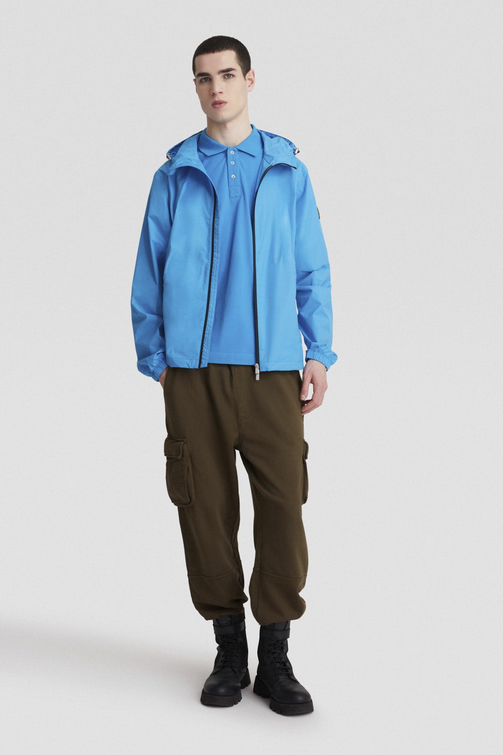 Giacca leggera antivento blu con cappuccio