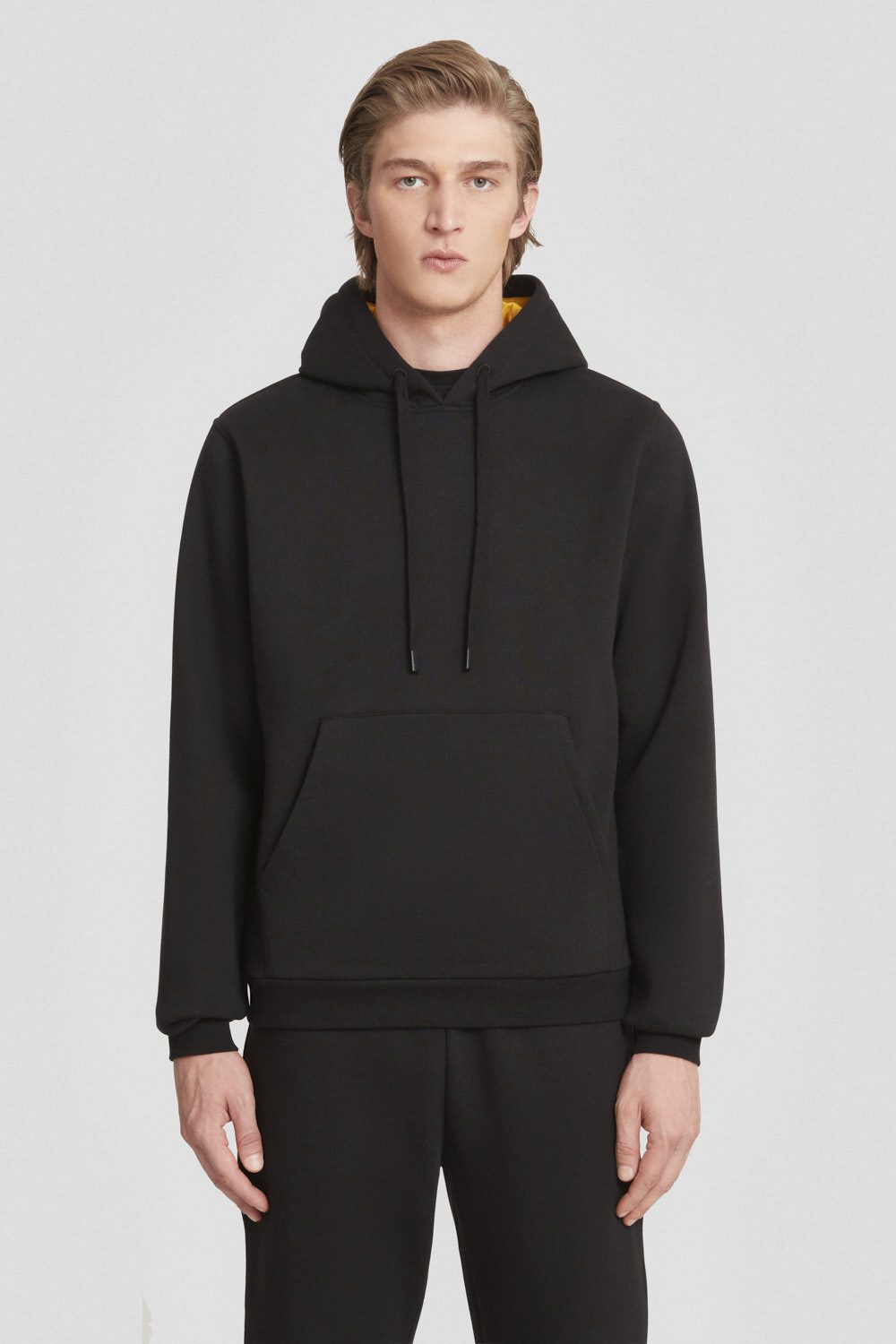 Felpa basica nera con cappuccio