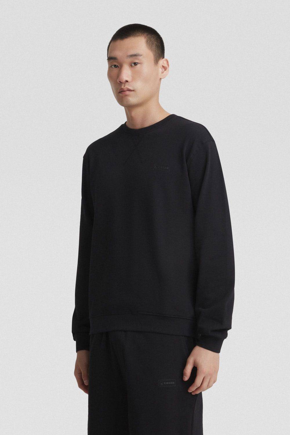 Felpa in cotone nero con girocollo