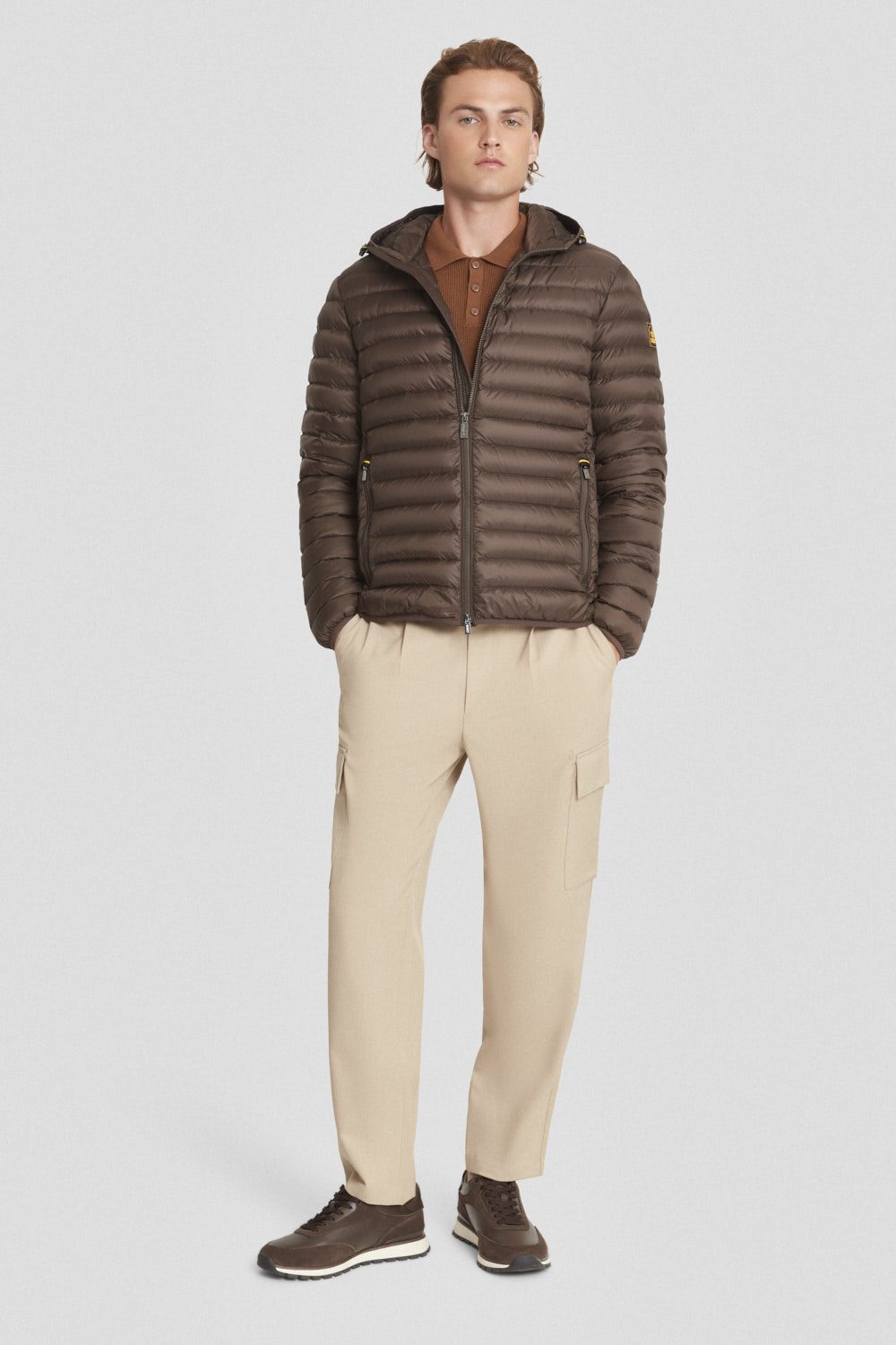 Piumino leggero marrone con cappuccio