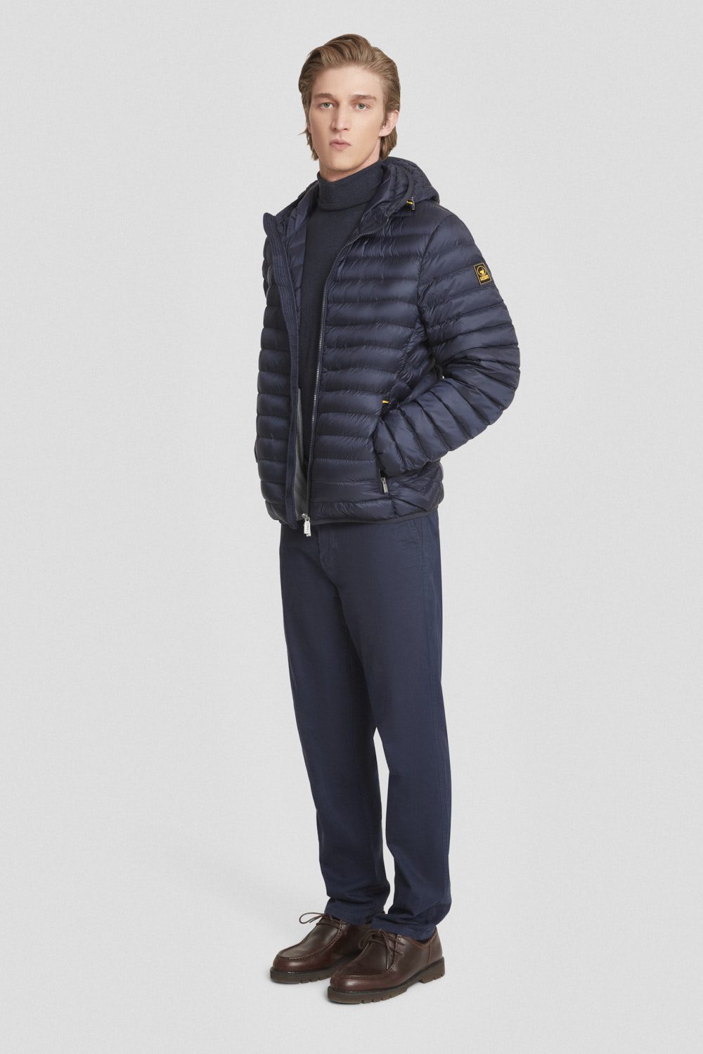 Piumino leggero blu con cappuccio