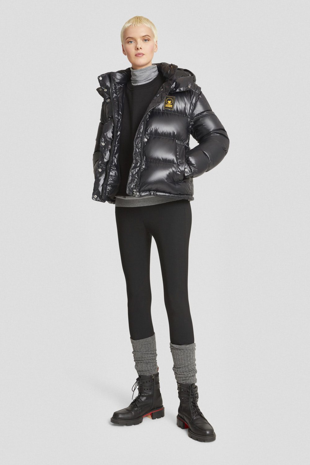 Piumino trapuntato nero con cappuccio e maniche staccabili