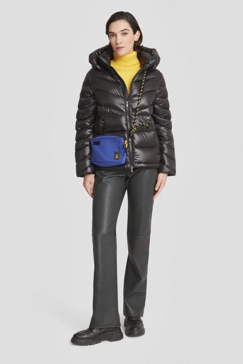 Piumino corto nero con cappuccio staccabile