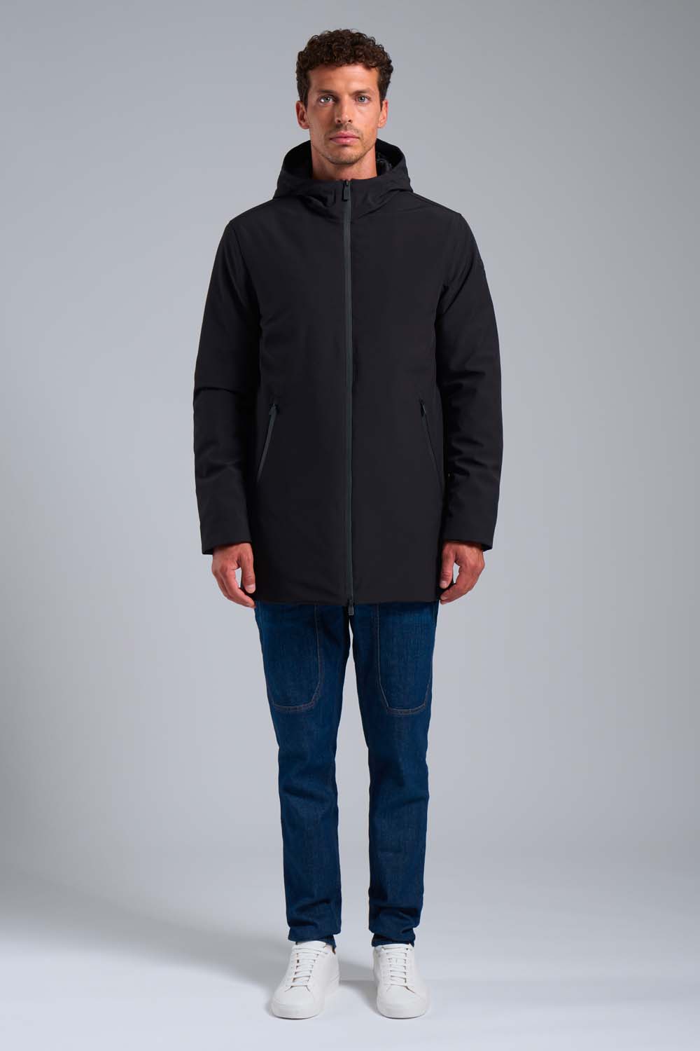 HERDO – Giacca lunga nera in softshell con cappuccio fisso