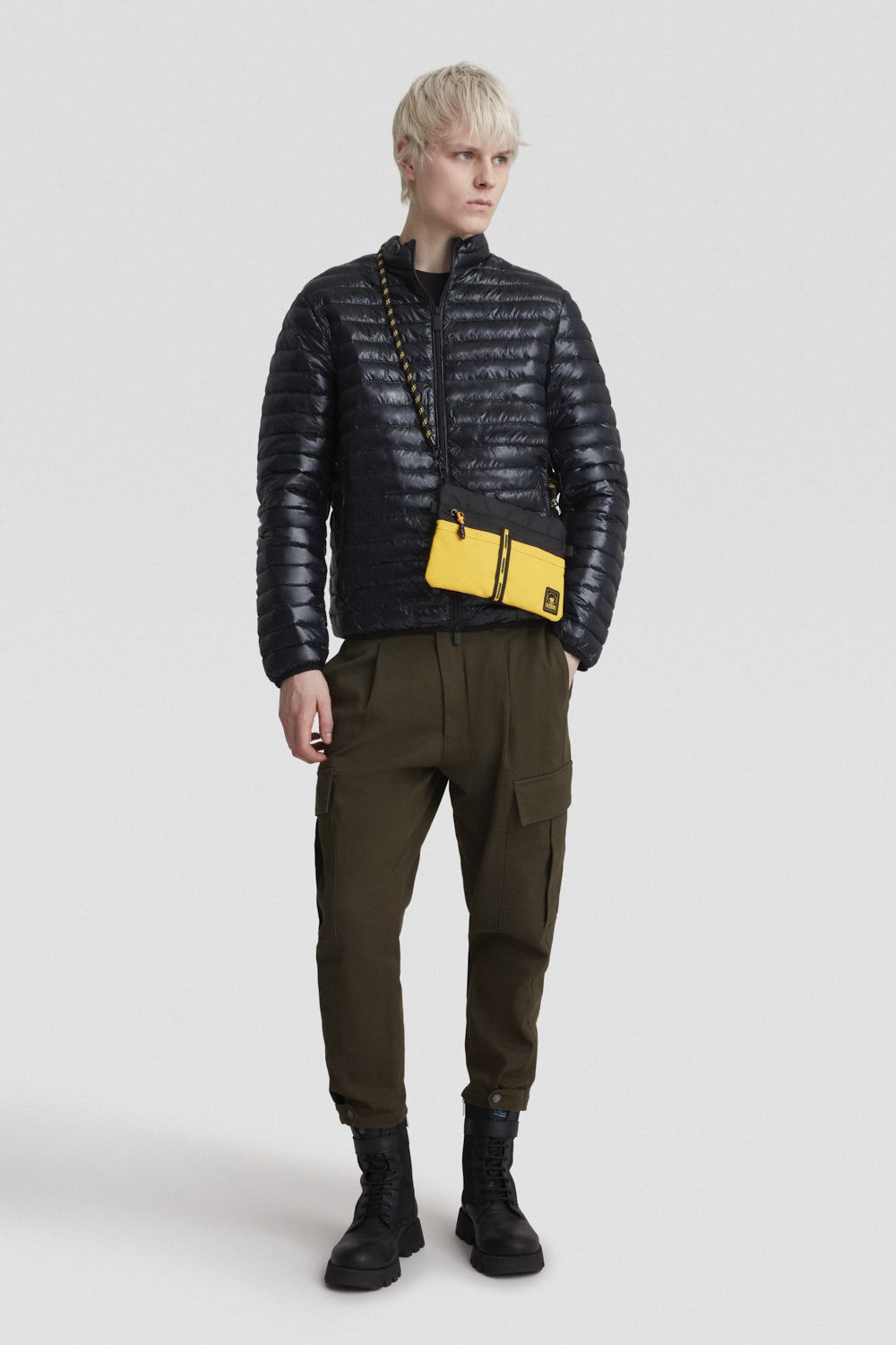 Giacca nera in nylon leggera