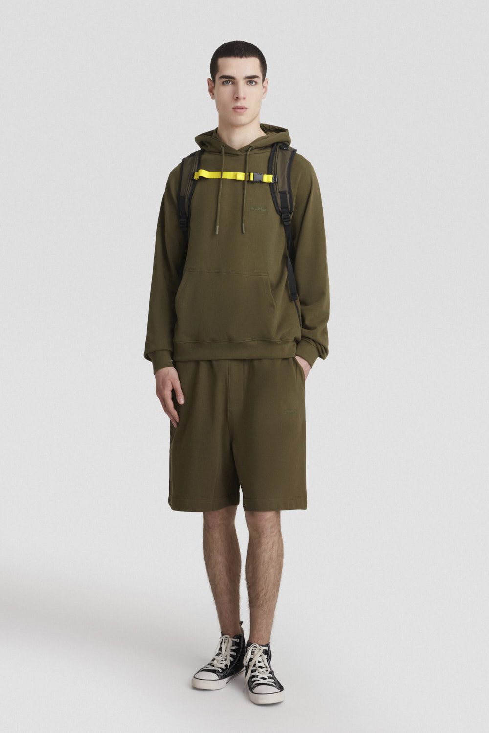 Felpa verde militare con cappuccio