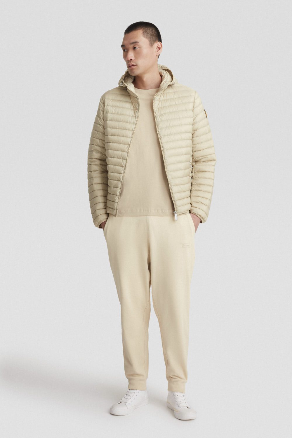 Piumino beige leggero opaco con cappuccio in vera piuma