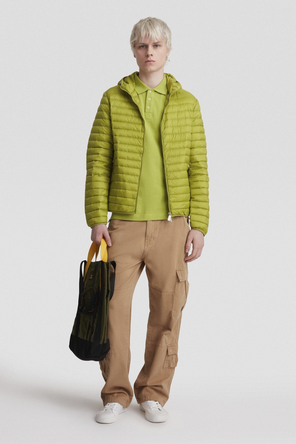 Piumino verde leggero opaco con cappuccio in vera piuma