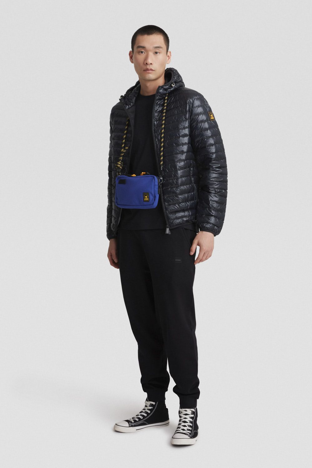 Piumino leggero nero lucido con cappuccio in vera piuma