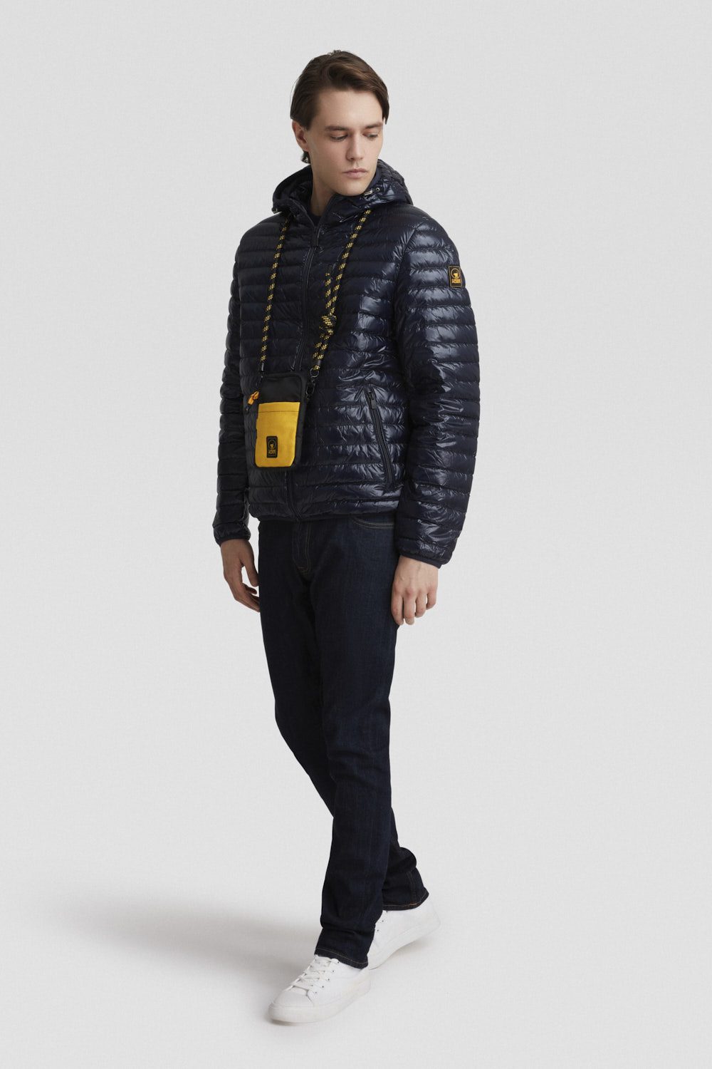 Piumino leggero blu lucido con cappuccio in vera piuma