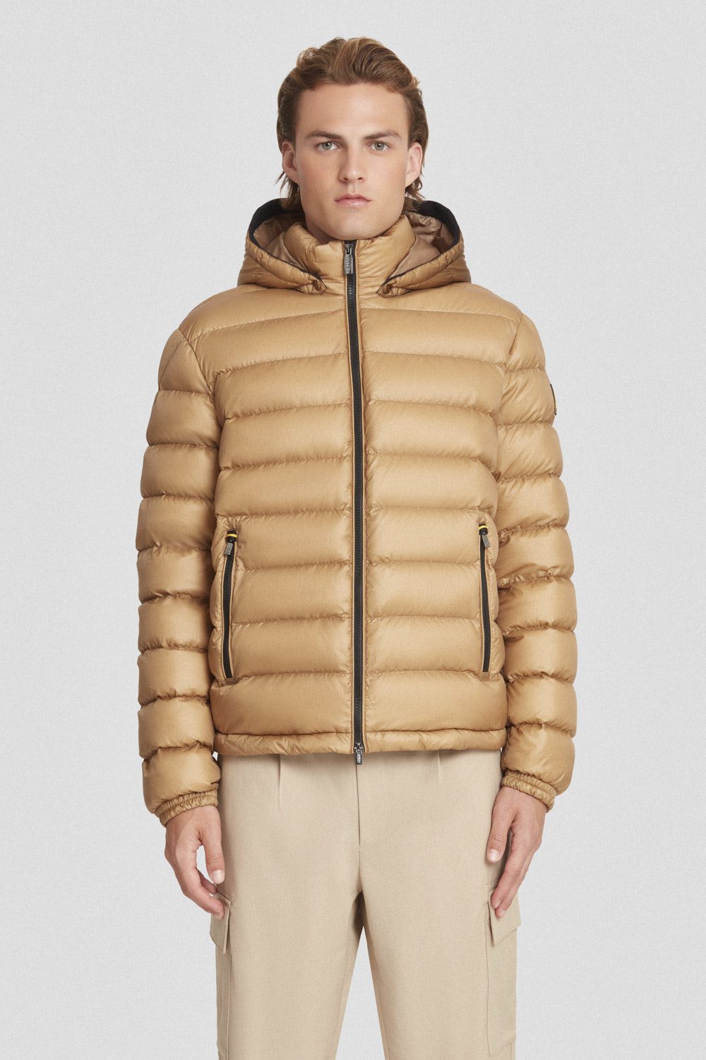 Piumino corto beige con cappuccio staccabile