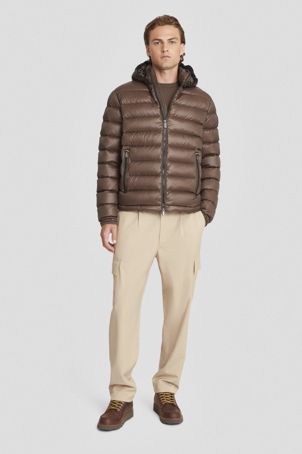 Piumino corto marrone con cappuccio staccabile