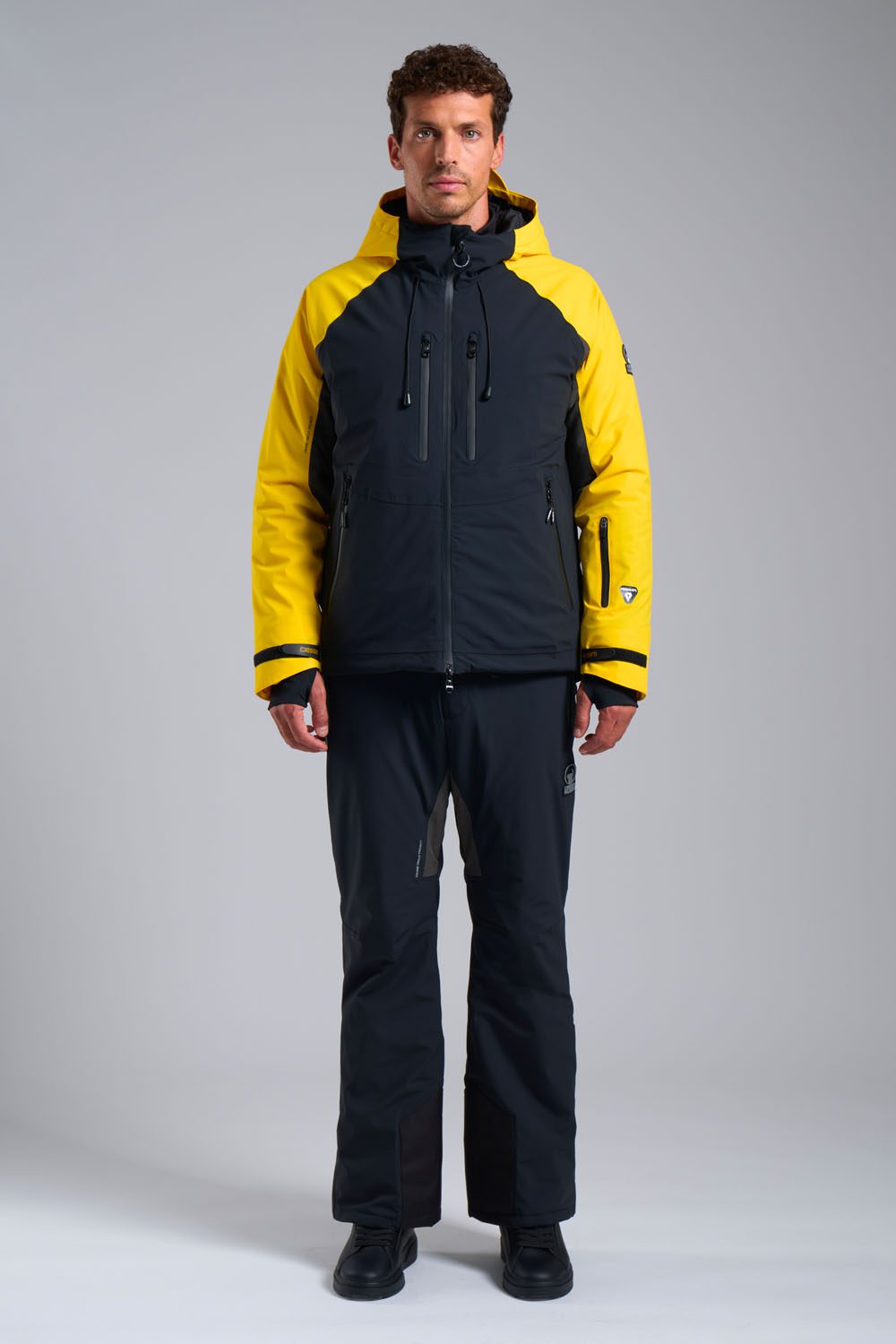 NOREI - Giacca da sci nera con cappuccio e intarsi in tessuto anti taglio