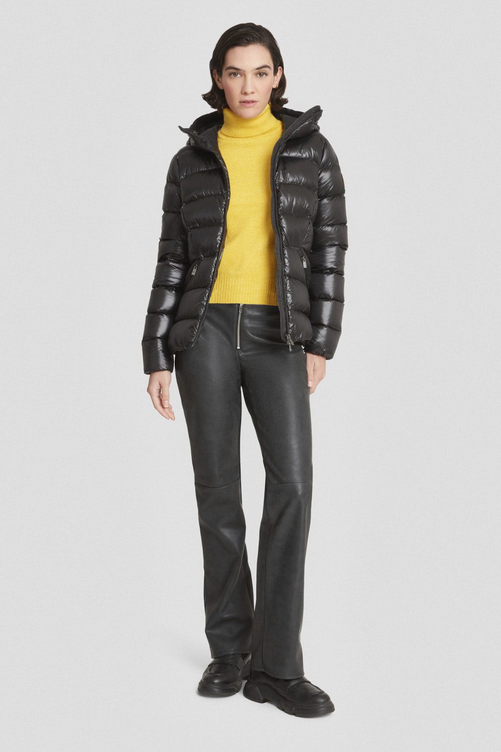 Piumino nero con cappuccio