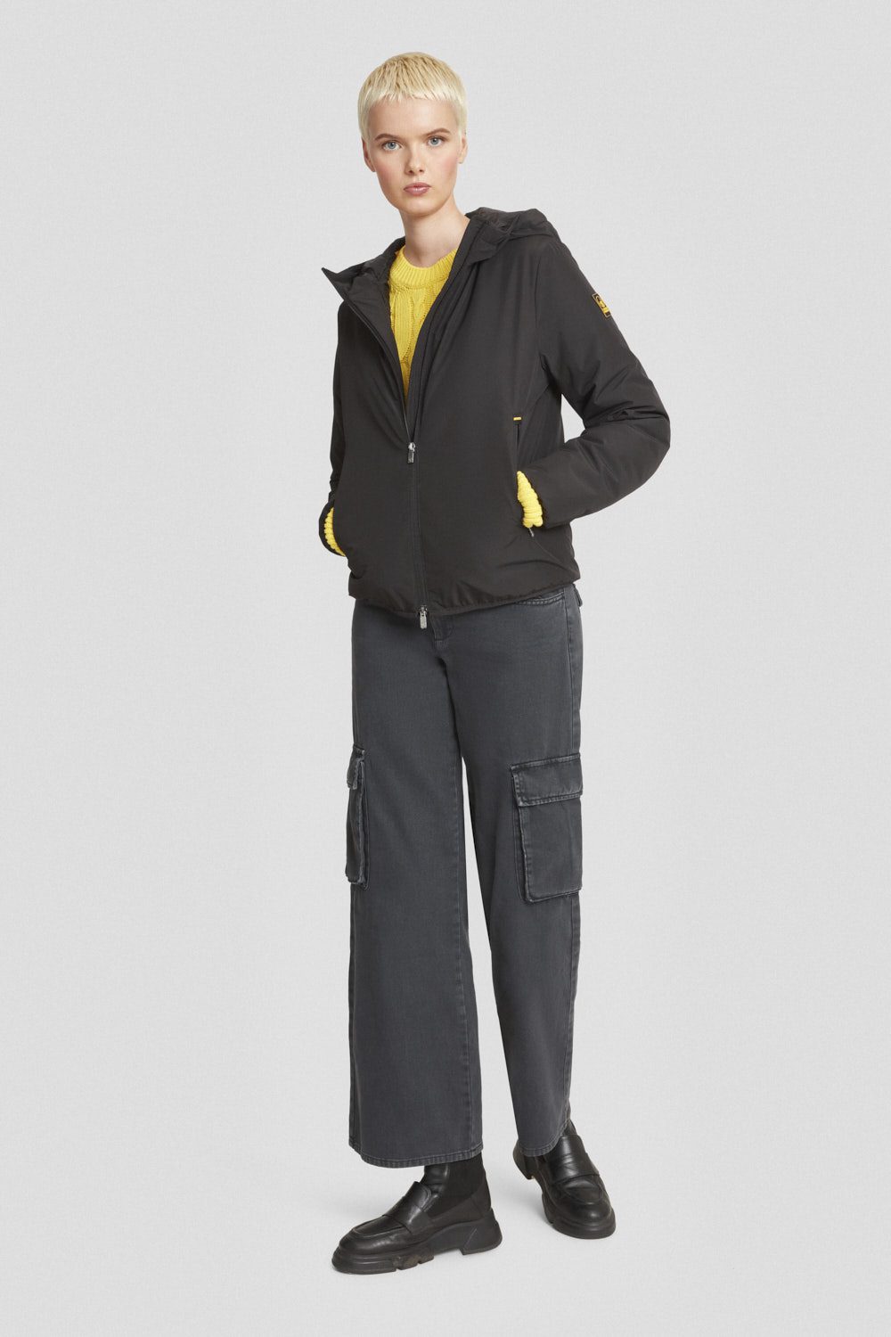 Giacca imbottita nera con cappuccio