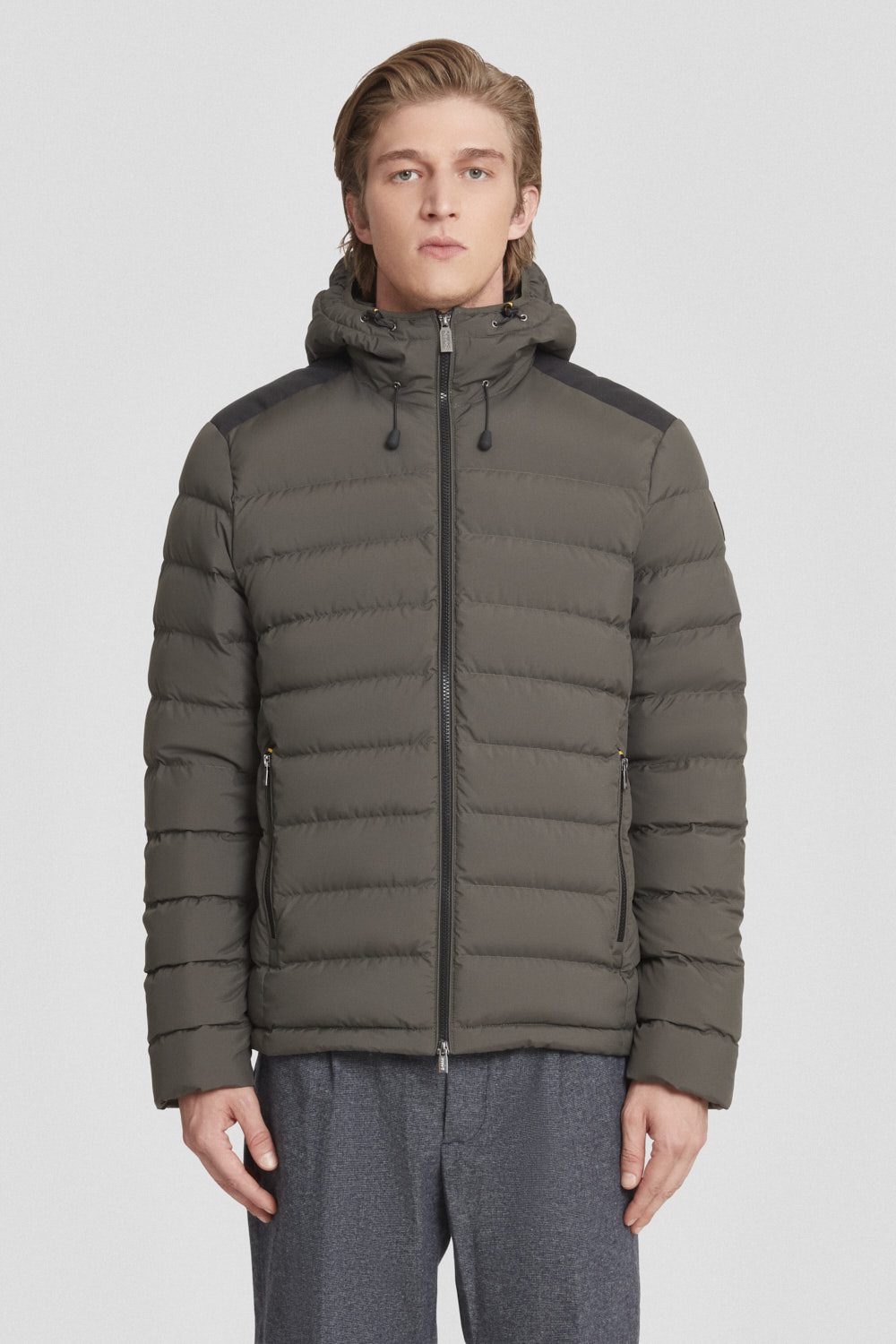 Piumino corto verde militare con cappuccio