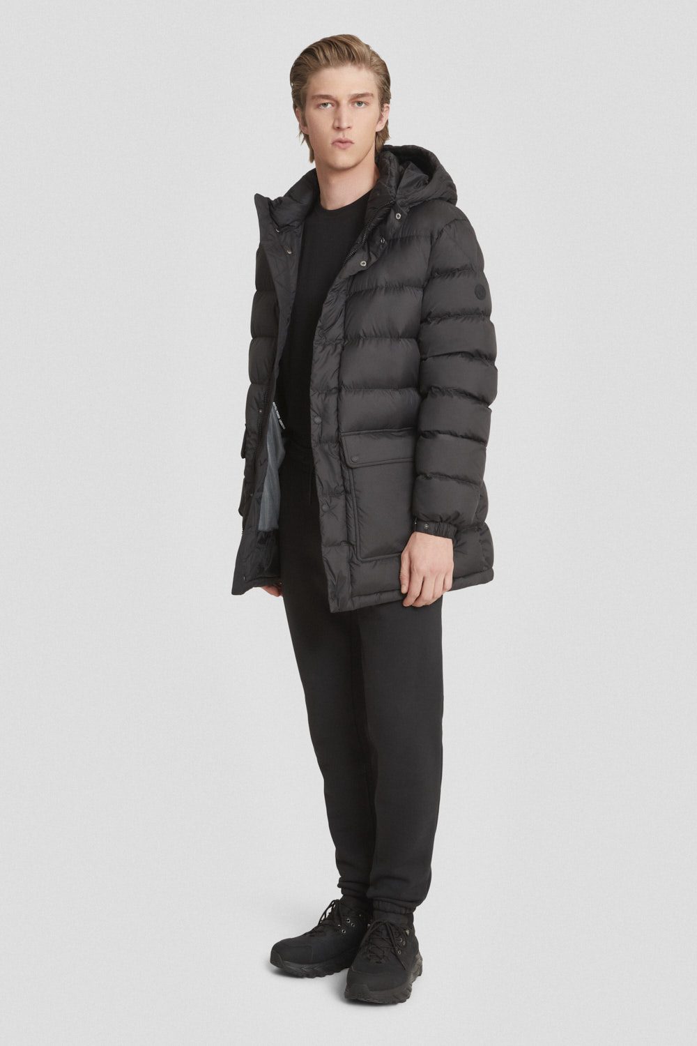 Piumino lungo nero con cappuccio