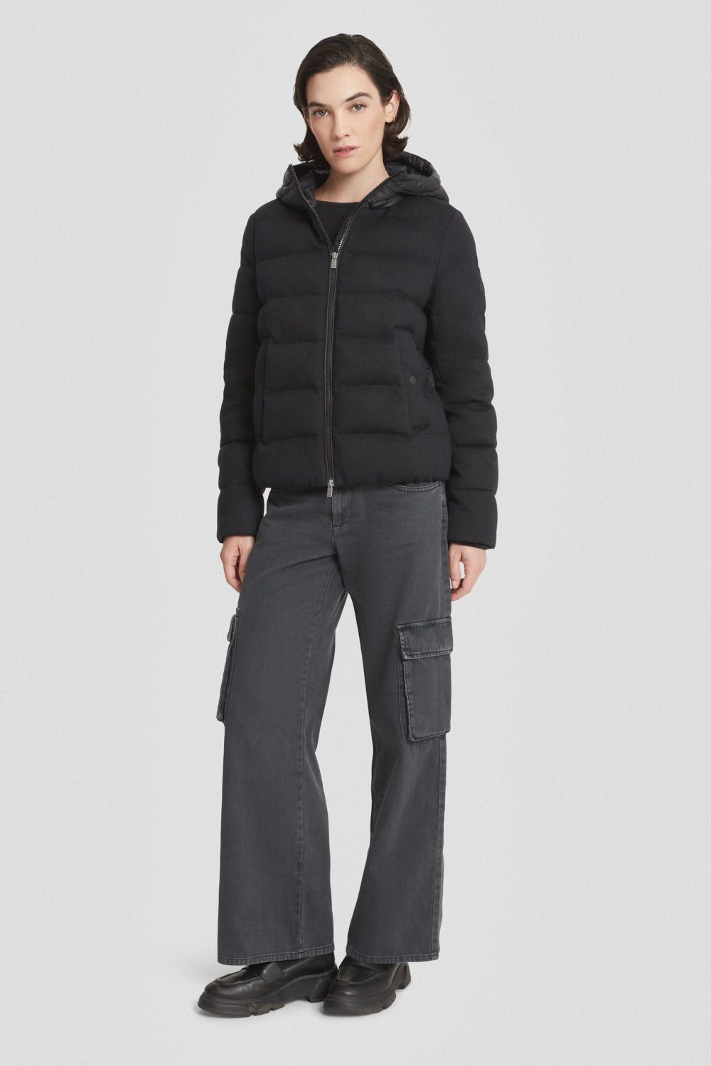 Giacca leggera nera con cappuccio in nylon