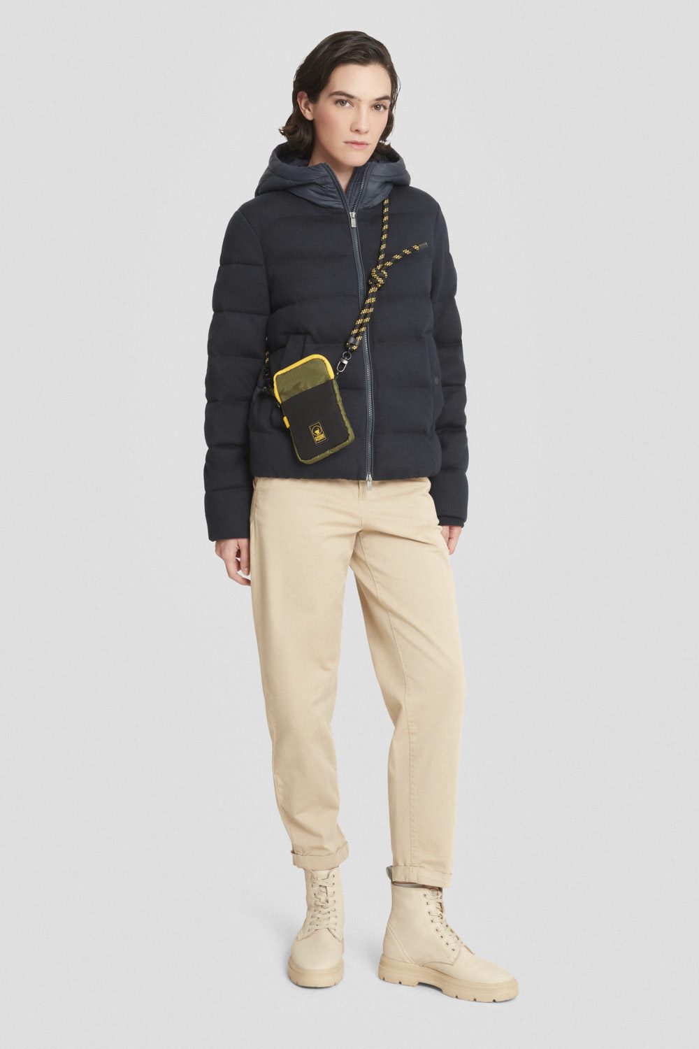 Giacca leggera blu con cappuccio in nylon